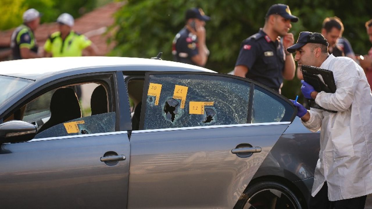 İzmir'de Otomobile Silahlı Saldırı: 3 Ölü, 3 Yaralı
