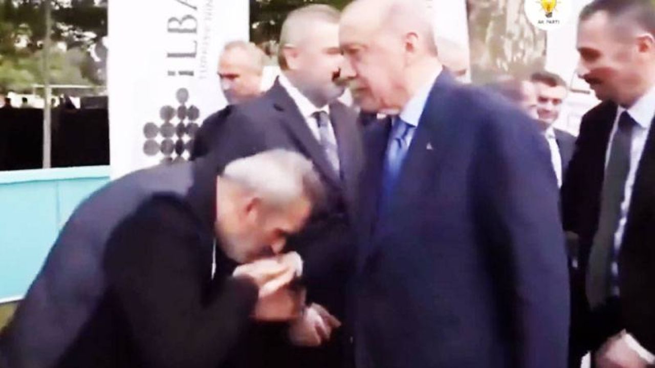 Yavuz Bingöl Erdoğan'ın Elini Öptü
