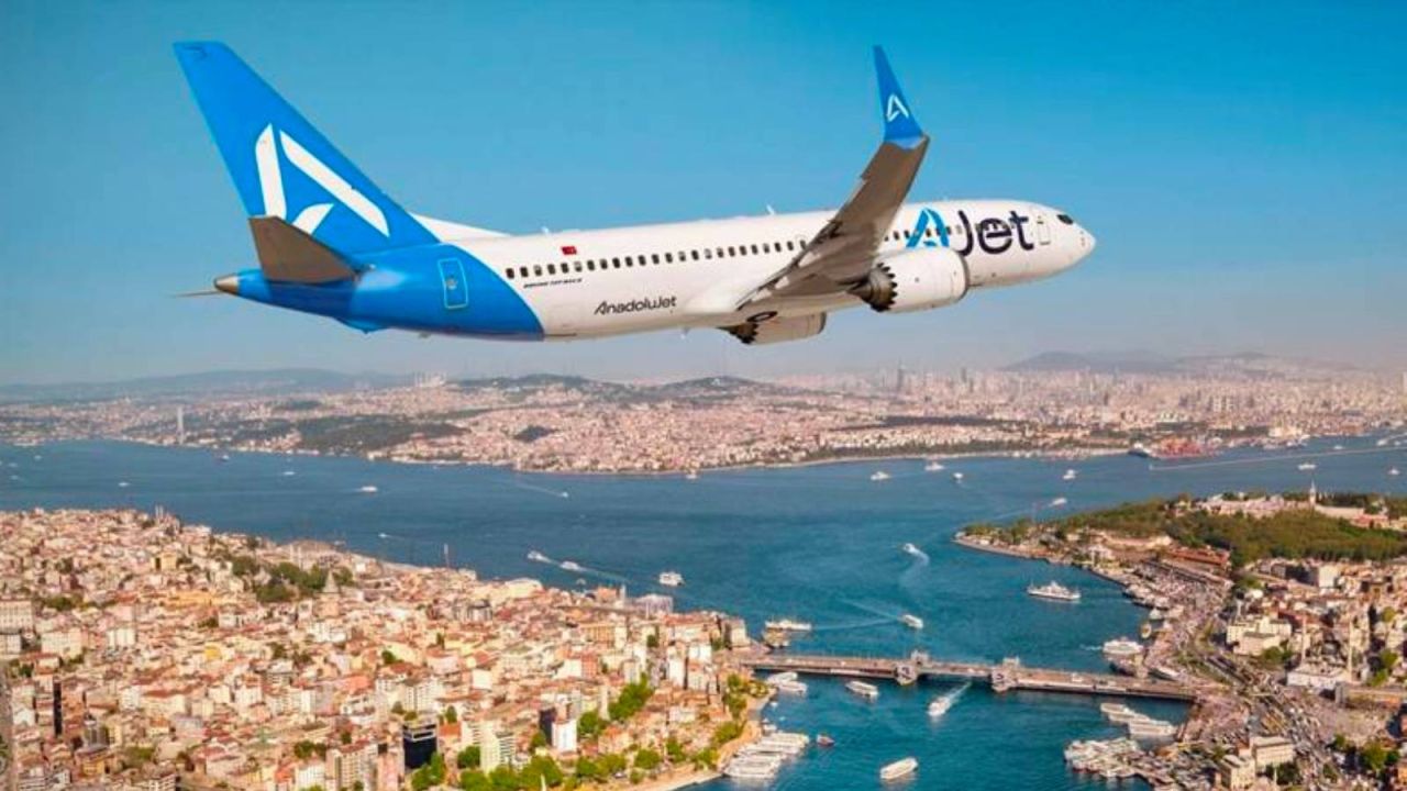 Ajet Uçağında Bomba Sohbeti: 3 Kişi Gözaltında, Yasaklı Yolcu Listesine Eklendi
