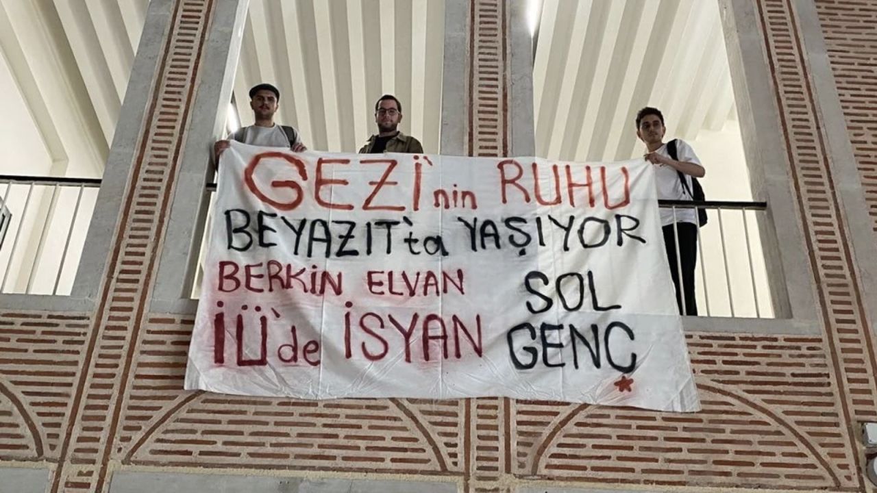 Beyazıt'ta Gezi Pankartı Açan Gençlere Para Cezası