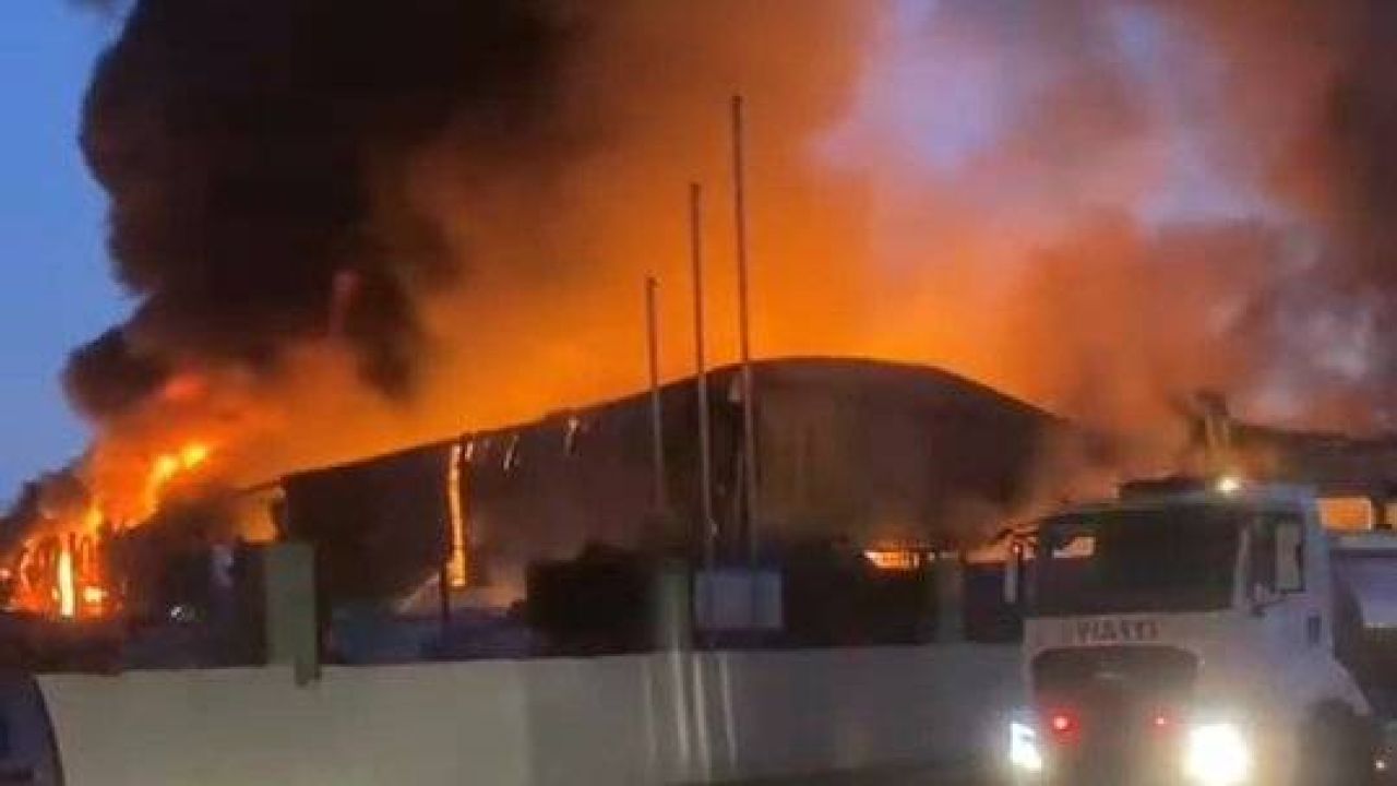 Adana'da Geri Dönüşüm Fabrikasında Yangın

