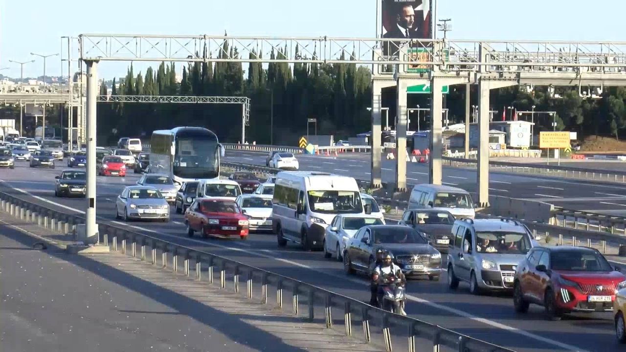 İstanbul'da Sabah Saatlerinde Tem Otoyolu'nda Trafik Yoğunluğu Yaşandı
