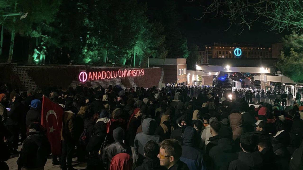 Anadolu Üniversitesi'nde Öğrencilere Soruşturma: Rektörlüğü İşgal Girişimi İddiası

