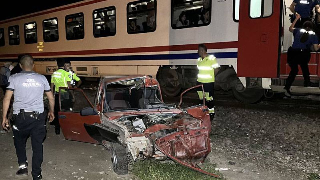 Yolcu Treni, Raylara Bırakılan Otomobile Çarptı
