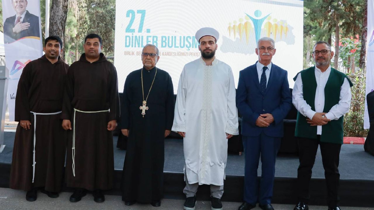 Din Adamları Mersin'de Hoşgörü Mezarlığı'nda Halkla Bayramlaştı
