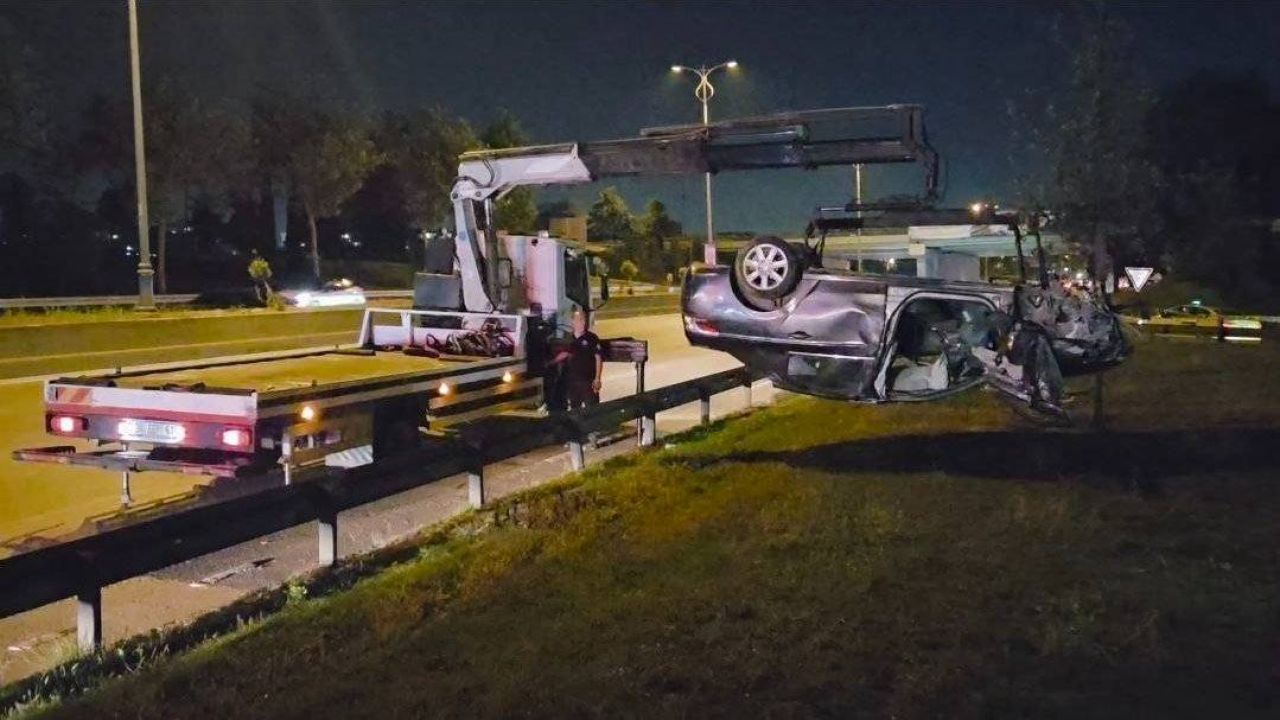 Bayrampaşa'da Otomobil Bariyerlere Çarpıp Takla Attı: 1 Ölü, 3 Yaralı
