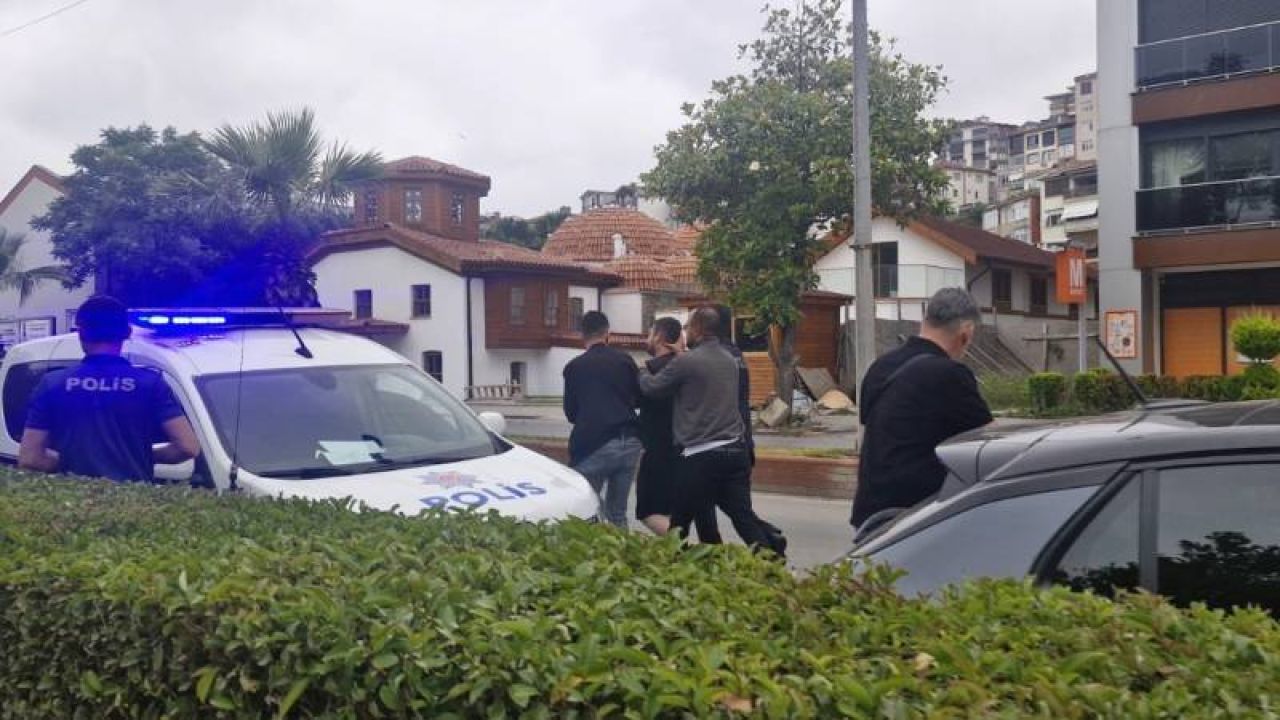 Tanımadığı Kadına Gül Verdi, Reddedilince Bıçak Çıkardı
