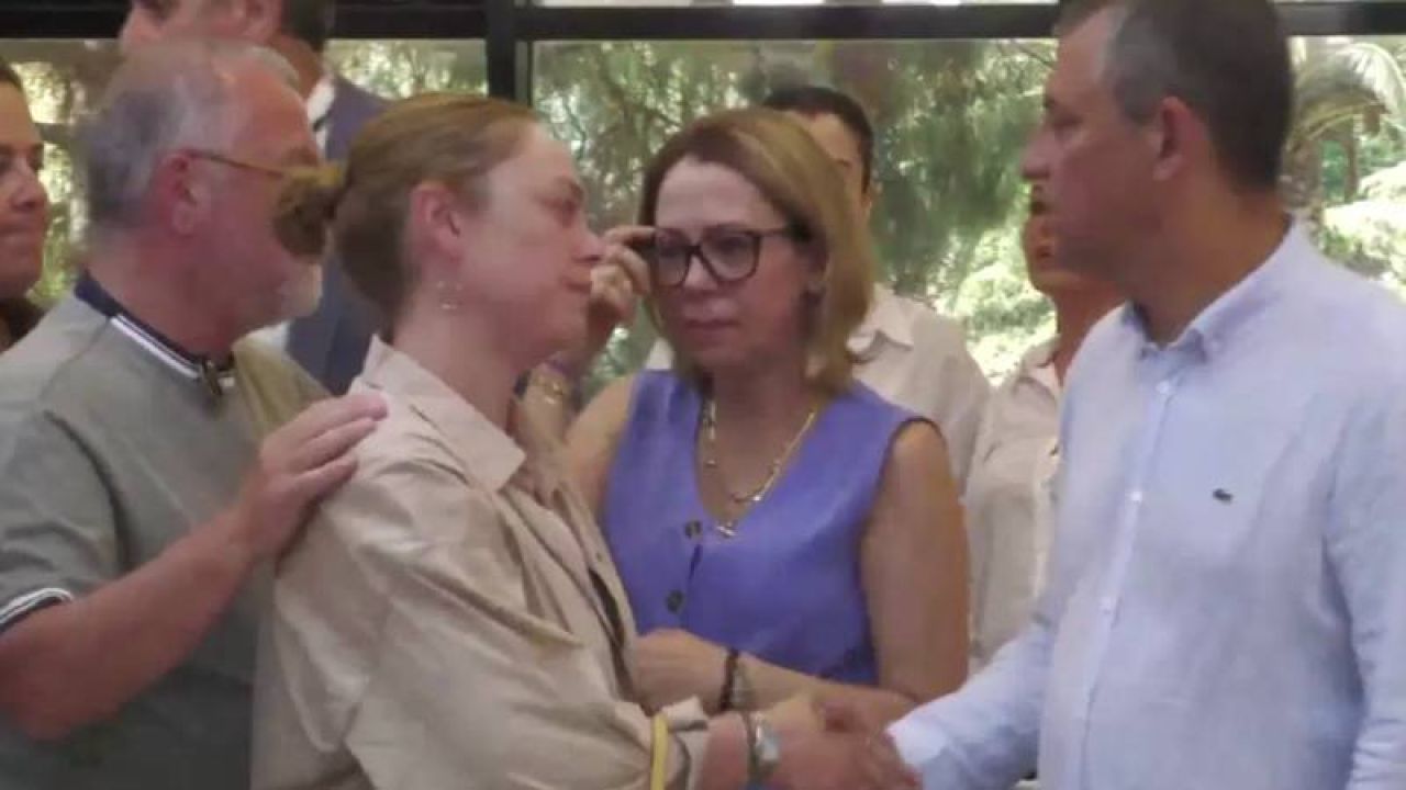 Demet Evgar'dan Ferdi Zeyrek'in Ailesine Taziye Ziyareti
