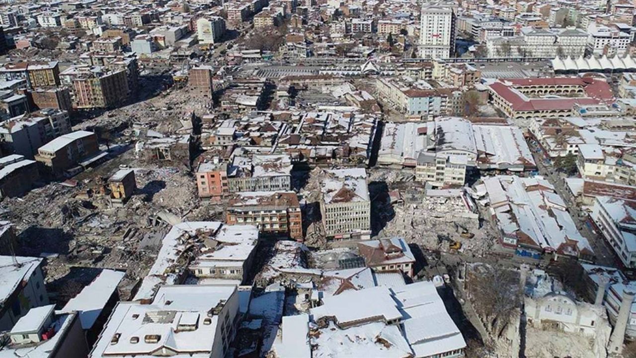 Şirketler Deprem Bölgesinde Mahkeme Kararlarını Dinlemedi: Zemin Sıvılaşmasına Rağmen İş Makinaları Çalışıyor
