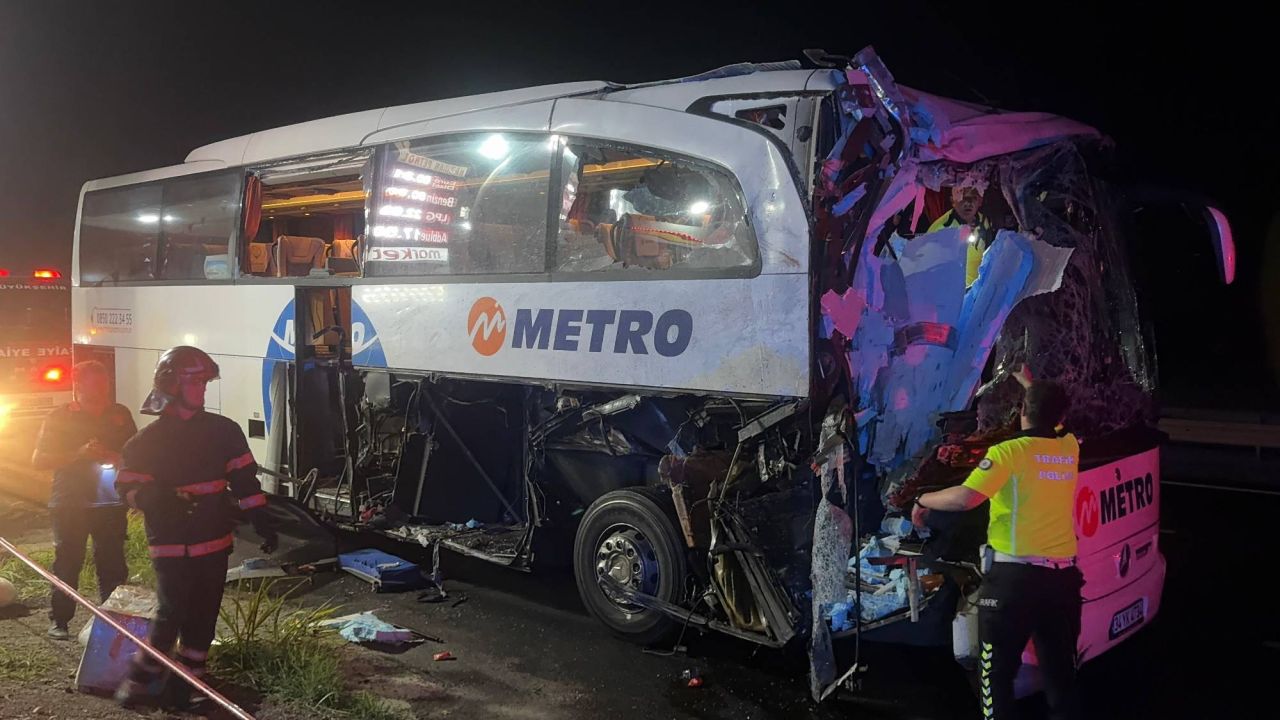 Sakarya'da Yolcu Otobüsü Tır'a Arkadan Çarptı: 2'si Ağır, 13 Yaralı
