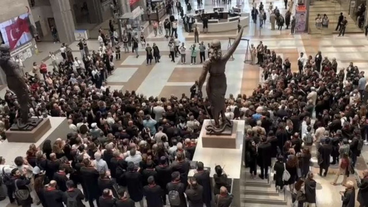 Çağlayan'da İmamoğlu'nun Avukatı İçin Eylem: Polis ve Avukatlar Arasında Gerginlik