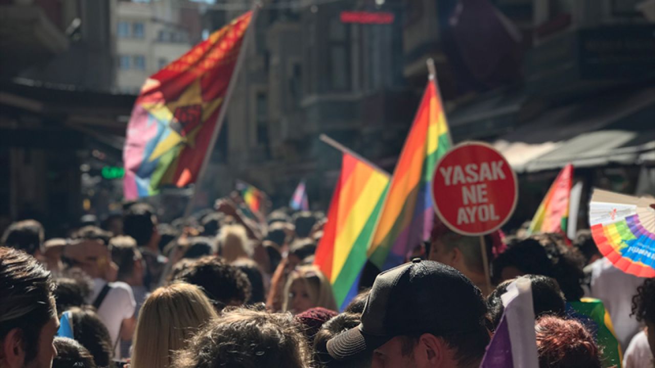 Beyoğlu'nda Onur Yürüyüşü Öncesi Gösteri ve Yürüyüş Yasağı