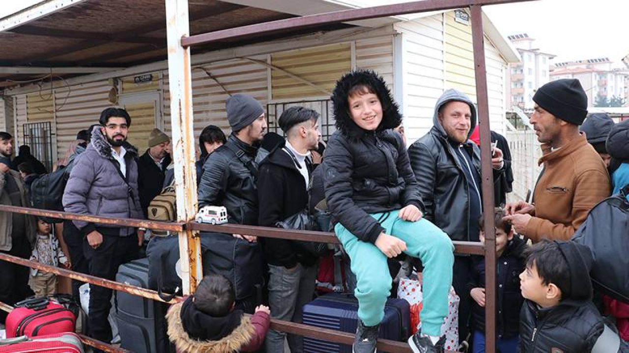 Okullar Kapandı, Dönüşler Hızlandı: 6 Ayda 300 Bin Suriyeli Ülkesine Döndü
