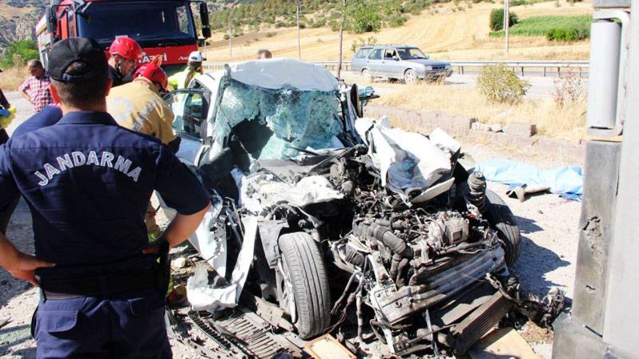 Manisa'da Otomobil Park Halindeki Tıra Çarptı: Baba Ve 3 Çocuğu Hayatını Kaybetti
