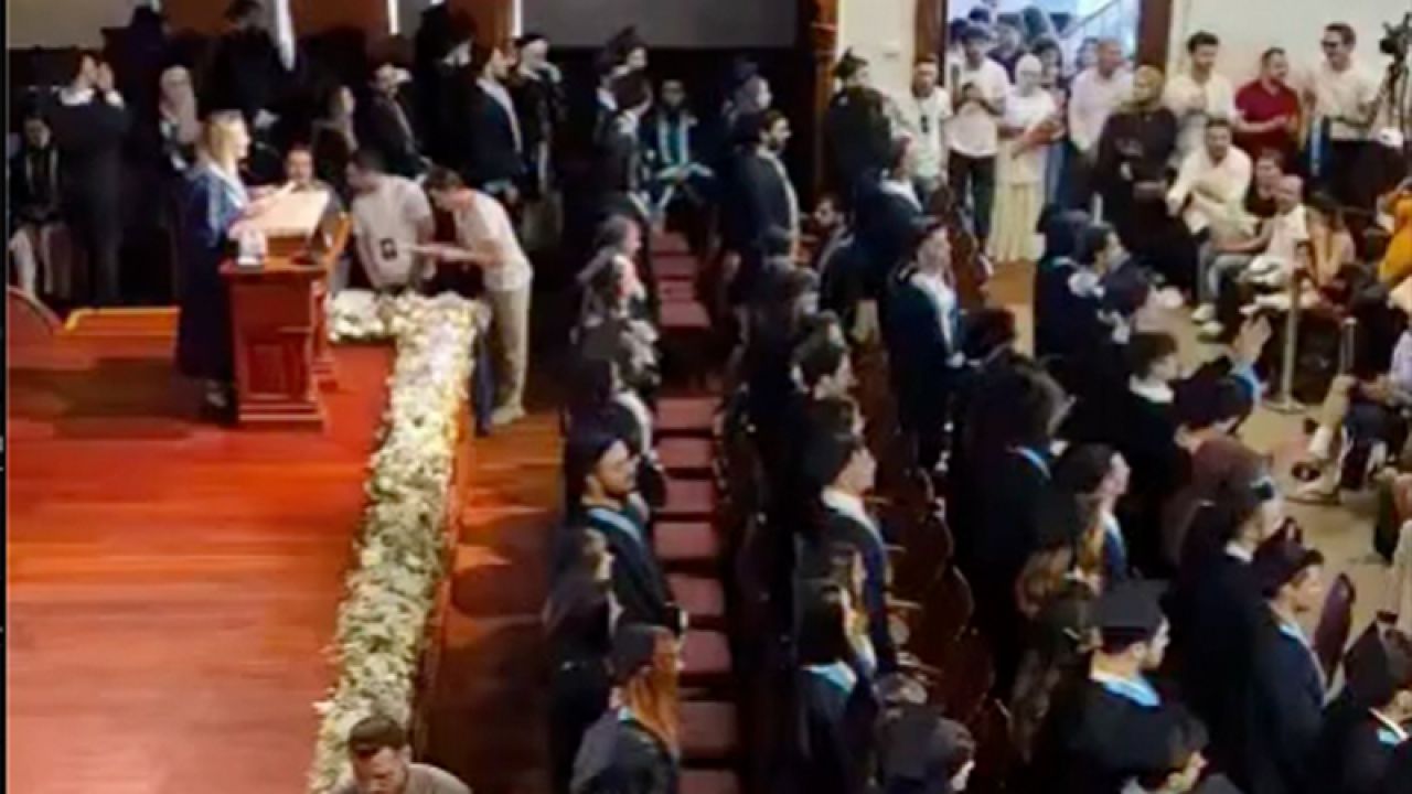 Boğaziçi Üniversitesi Öğrencilerinden Atanmış Bölüm Başkanına Protesto
