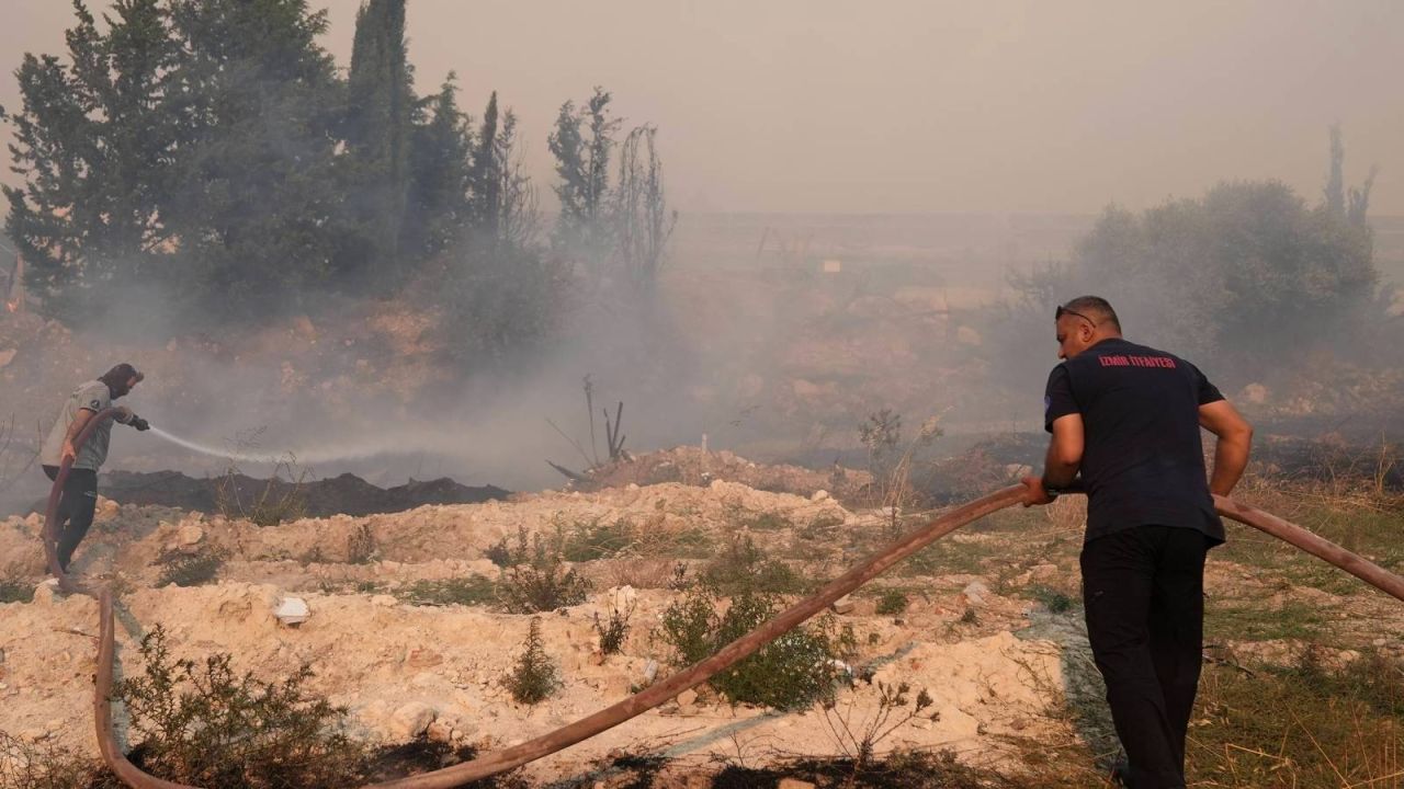 Çeşme'de Ziraat Alanındaki Yangın Ormana Sıçradı, 3 Mahalle Tahliye Edildi
