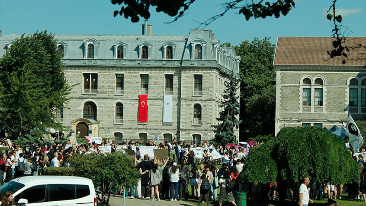 Boğaziçi Öğrencilerinden Alternatif Mezuniyet: "Demokratik Üniversite Kurulana Kadar Buradayız"
