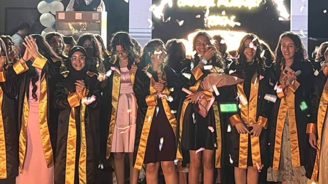 Ertuğrul Özkök: Kep Fırlatan İmam Hatipli Kızların "Bizi Mankurtlaştıramazsınız" Sözü Kimeydi?
