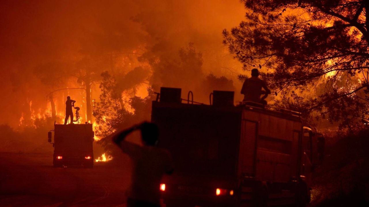 İzmir Dahil 7 Yangın Kontrol Altında, 65 Orman Yangınıyla İlgili 10 Tutuklama
