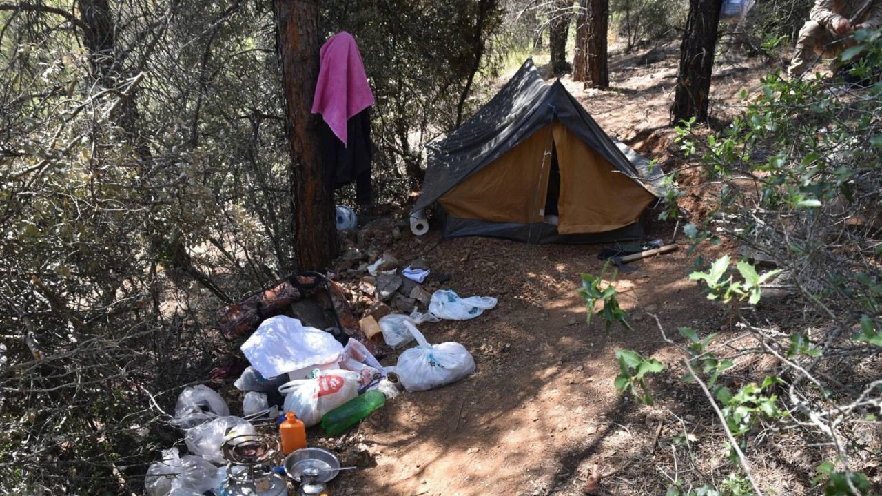 Dağda Yaşayıp Ayı Kapanı Kurdu
