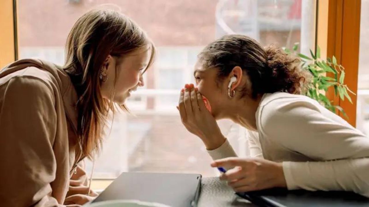 Neden Dedikodu Yaparız?
