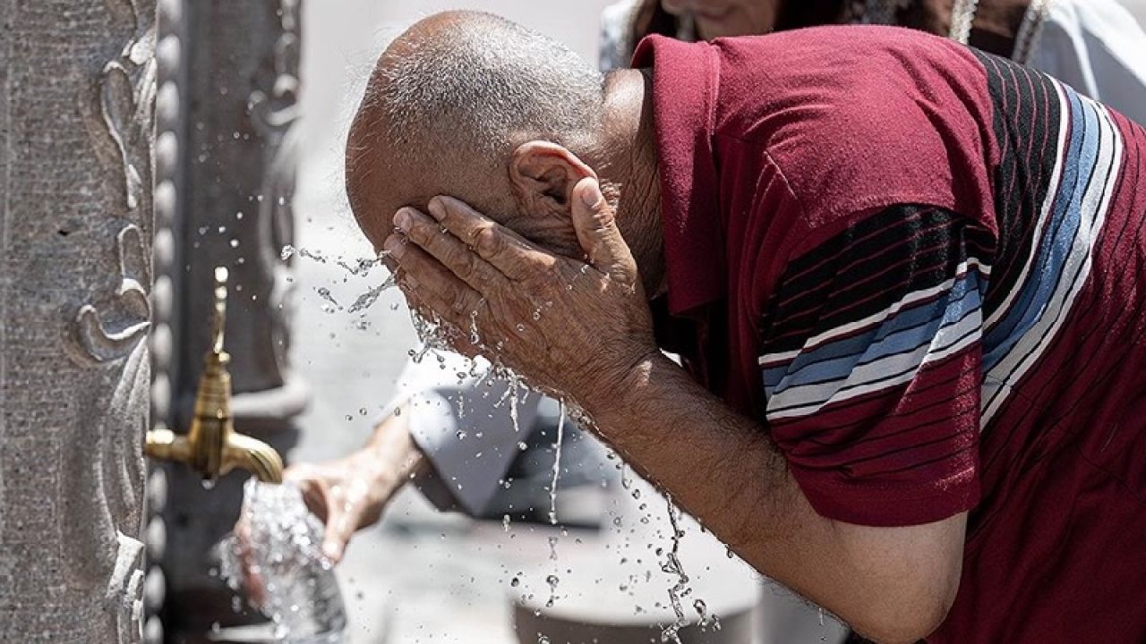 Sağlık Bakanlığı'ndan Aşırı Sıcaklarda Sıvı Tüketimi Ve Beslenme Uyarısı
