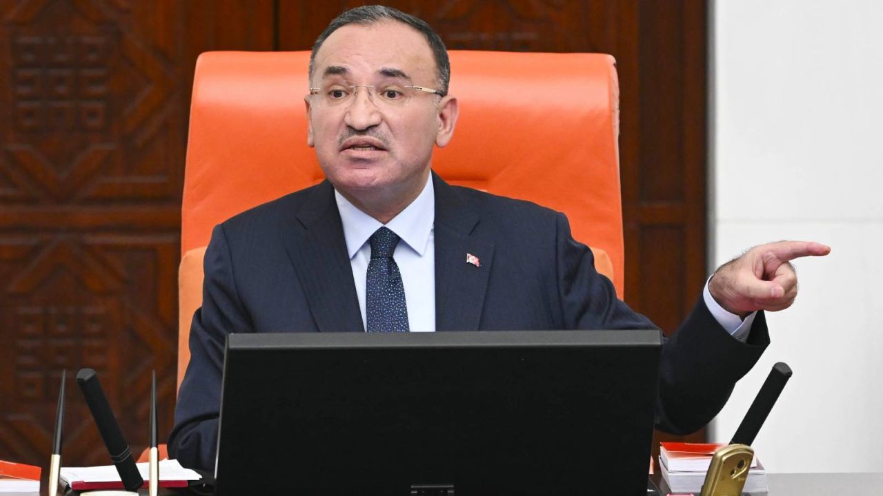 Bozdağ'dan Akp Sıralarına Kahkaha Tepkisi: Burası Kahvehane Değil!
