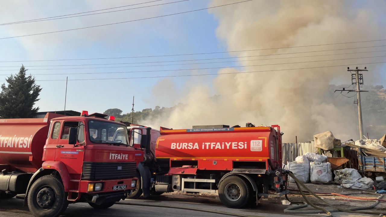 Bursa'da Geri Dönüşüm Tesisindeki Yangın Söndürüldü
