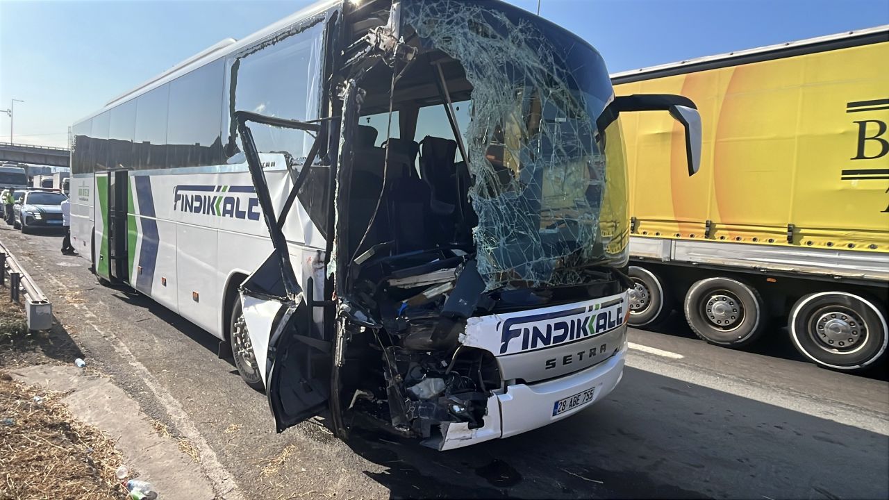 Tem'de Yolcu Otobüsü Kamyona Çarptı: 1'i Ağır, 7 Yaralı
