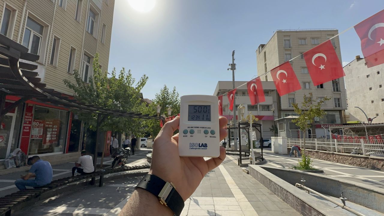 Silopi'de Termometreler 50 Dereceyi Gördü, Caddeler Boş Kaldı
