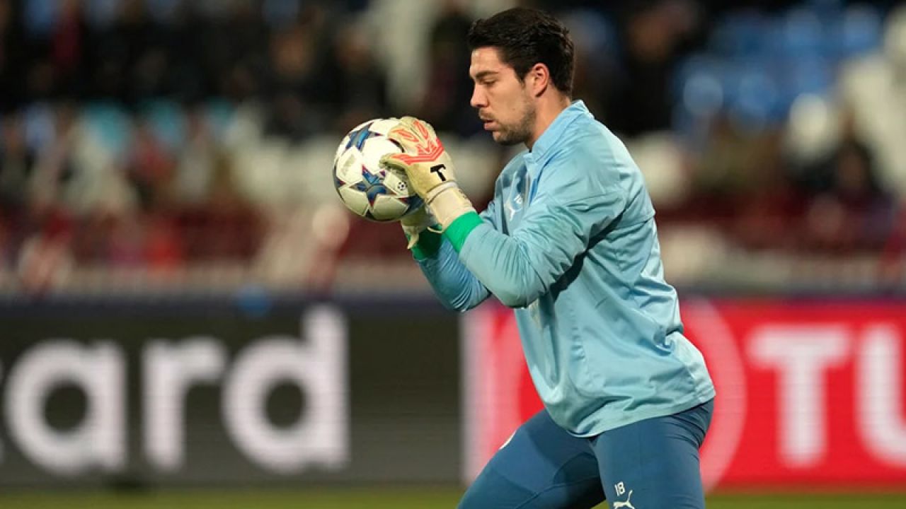 Fenerbahçe'den Kaleye Sürpriz Aday: İngiliz Deviyle Görüşmeler Başladı
