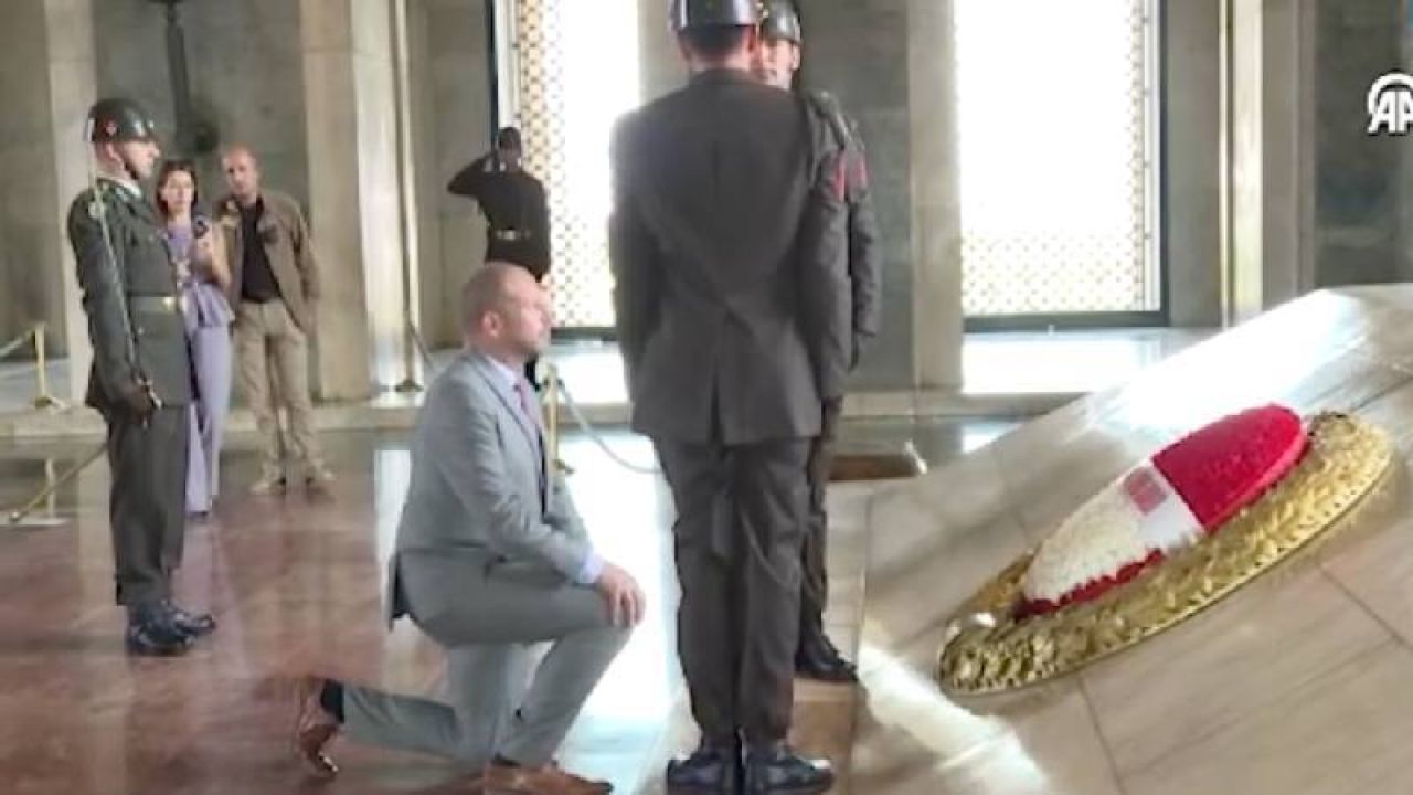 Belçika Savunma Bakanı'ndan Anıtkabir'de Saygı Duruşu