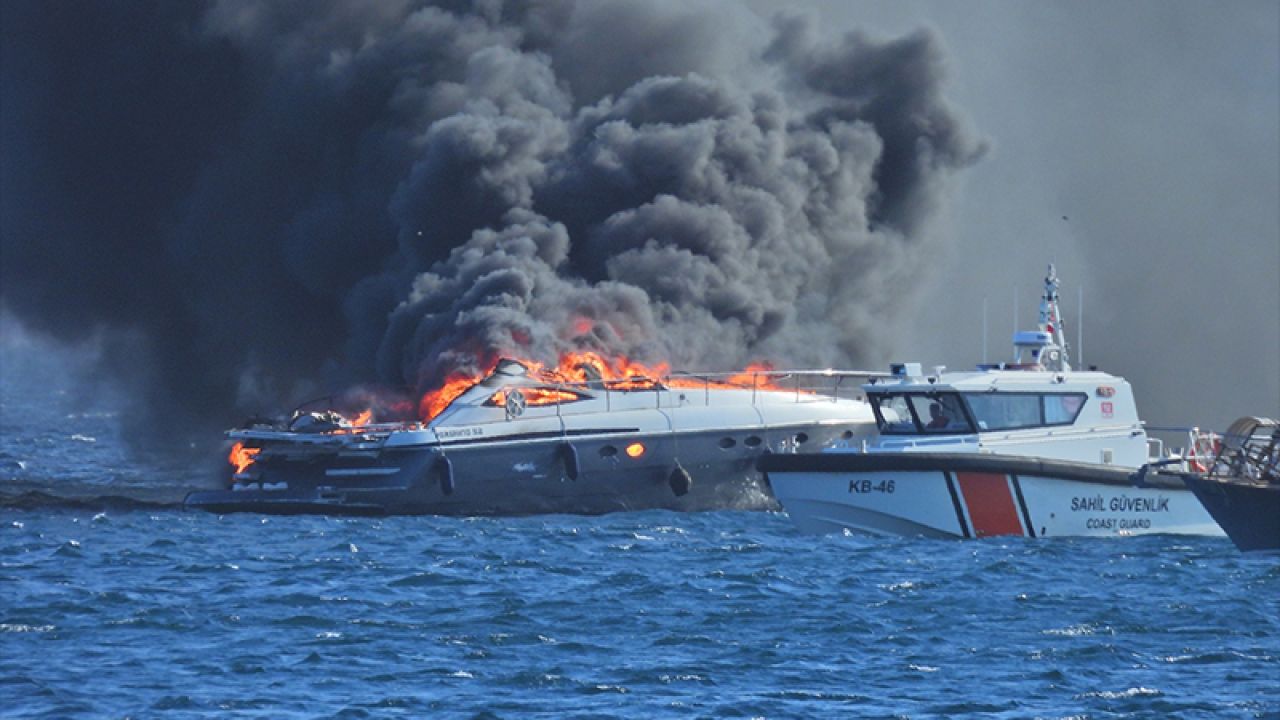 Balıkesir Erdek'te Lüks Yatta Yangın: 4 Kişi Kurtarıldı, Soruşturma Başlatıldı

