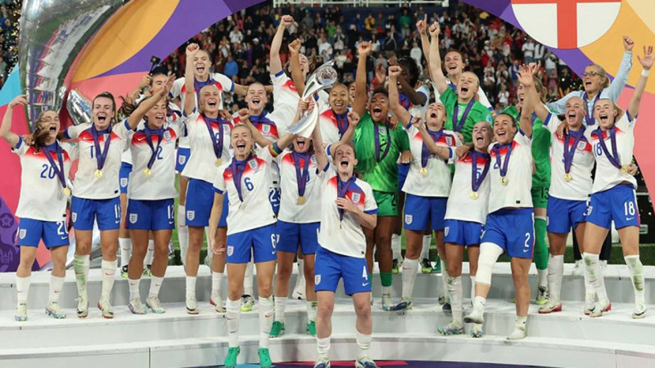 Ertuğrul Özkök'ten Dikkat Çeken Kadın Futbolu Yorumu
