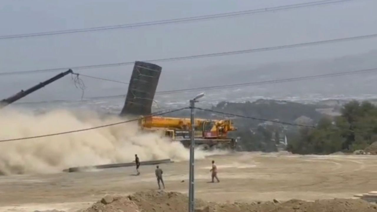 Freni Patlayan Vinç Uçuruma Yuvarlandı: 2 Ağır Yaralı
