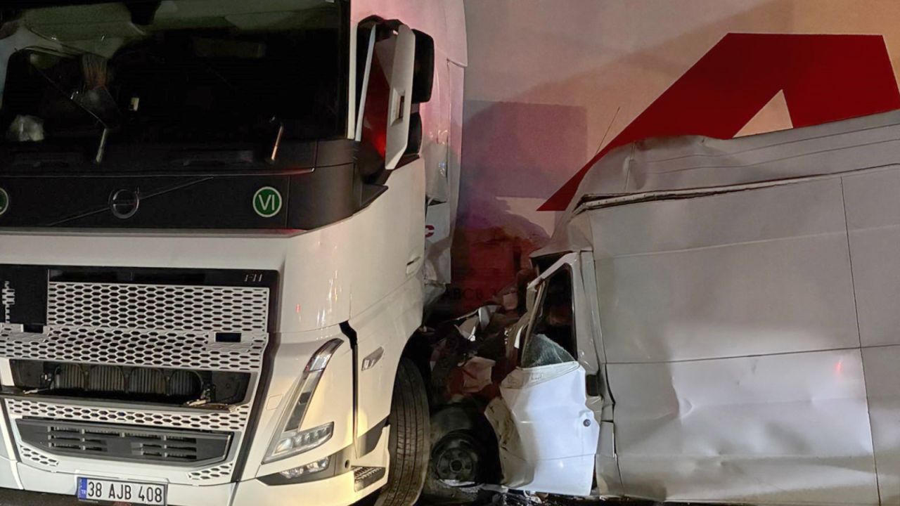 Gaziantep'te Tır ile Minibüs Çarpıştı: 1 Ölü, 1 Yaralı
