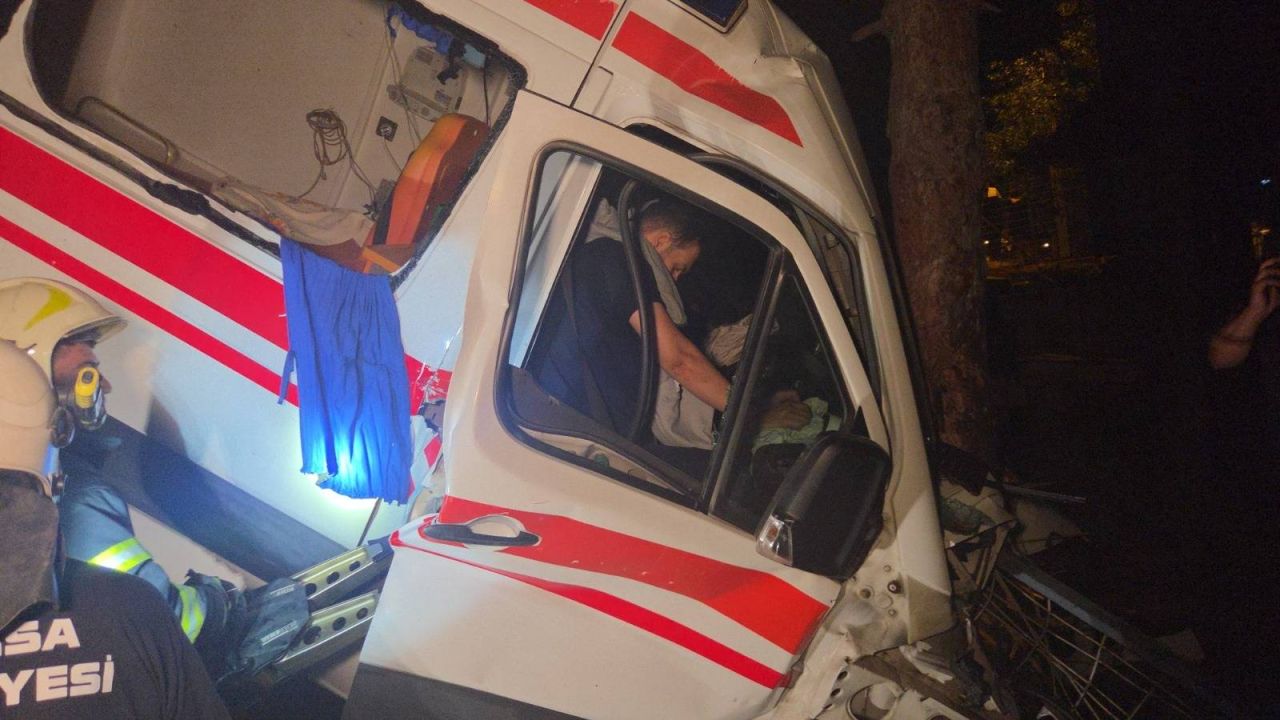 Bursa'da Kamyonet Ambulansla Çarpıştı: 1 Ölü, 4 Yaralı
