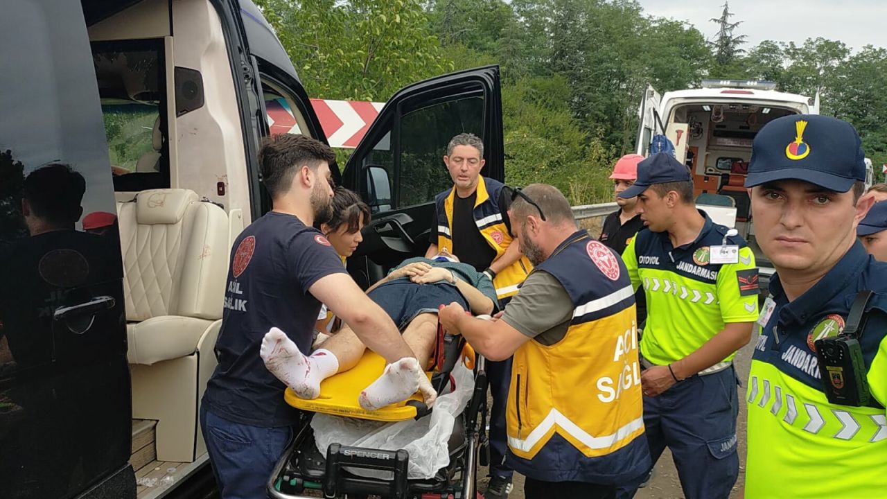 Şarkıcı Çağan Şengül'ün Minibüsü Bariyerlere Saplandı
