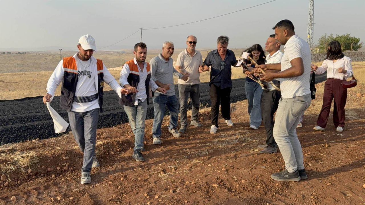 Midyat'ta Yezidiler 50 Yıl Sonra Döndükleri Mahallede Asfalt Sevincini Halayla Kutladı

