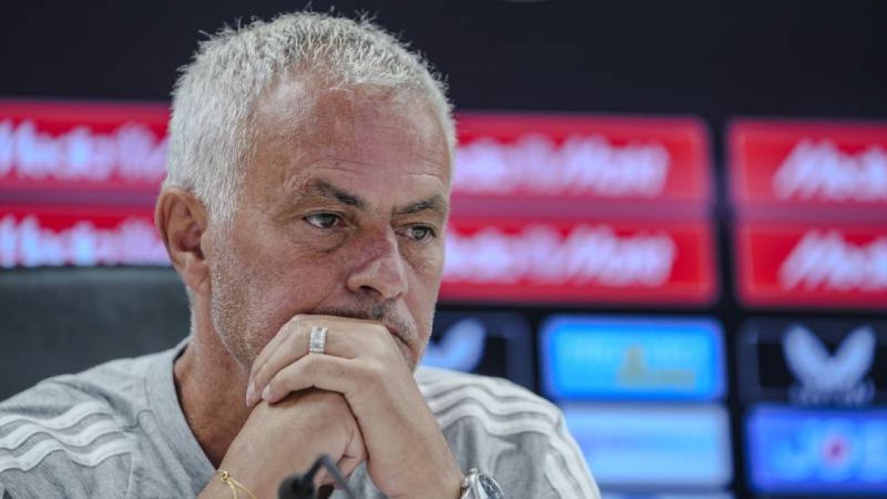 Mourinho, Acı Haberle Basın Toplantısında Gözyaşlarına Boğuldu
