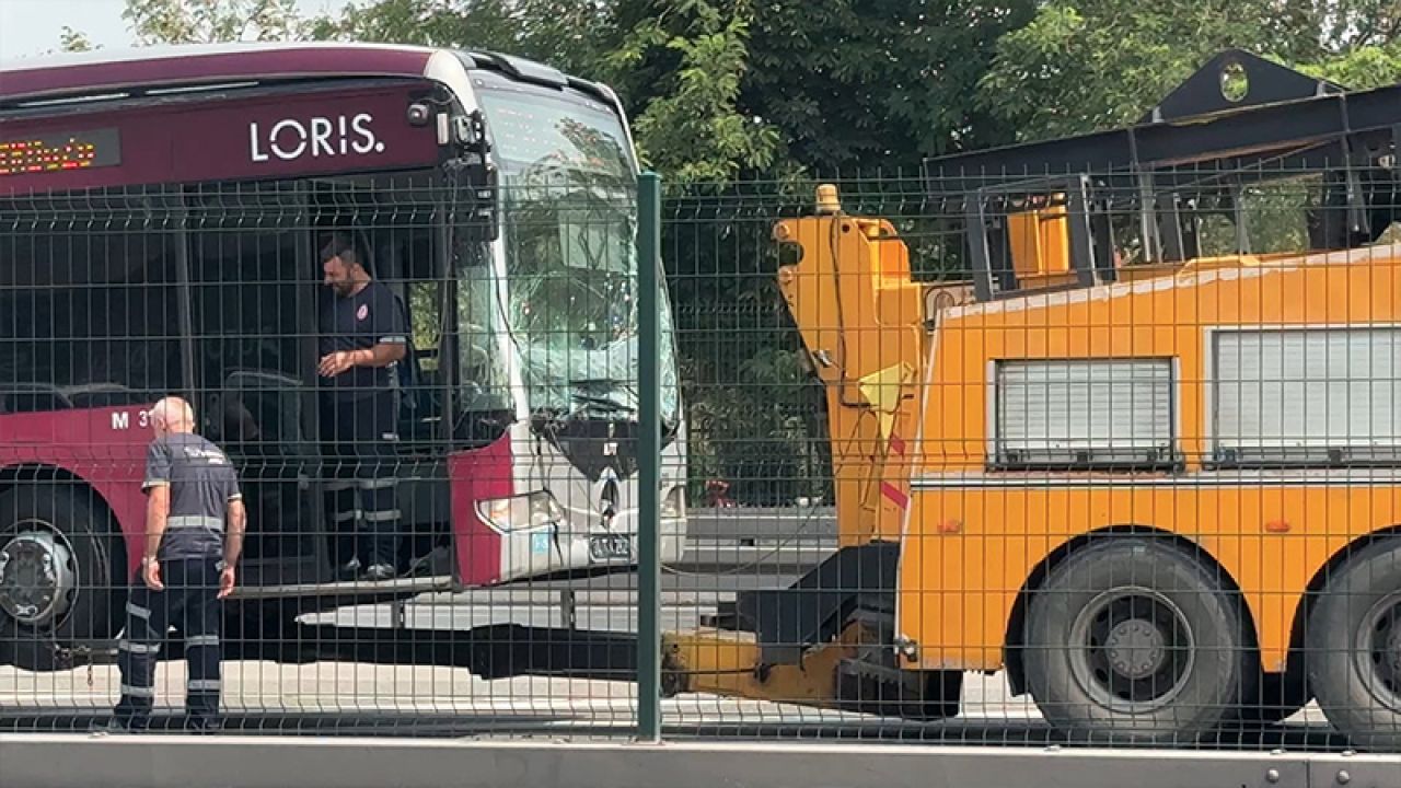 Esenyurt'ta Metrobüs Kazası: Seferler Aksadı
