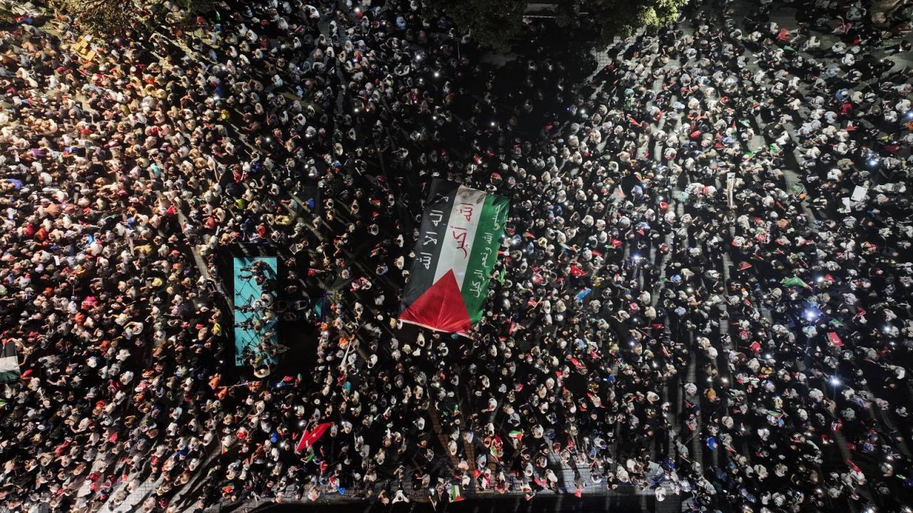 Bilal Erdoğan'ın Çağrısıyla Binler, Filistin İçin Beyazıt'tan Ayasofya'ya Yürüdü
