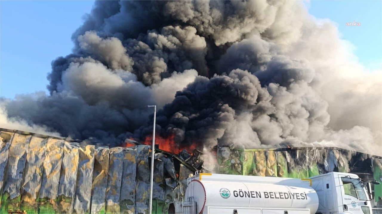 Balıkesir'de Süt Fabrikası Yangınında 2 İşçi Hayatını Kaybetti
