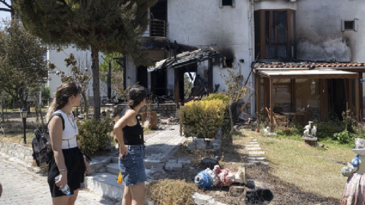 Çanakkale Yangınında Evsiz Kalan Vatandaş: "Tavuklarım ve Arılarım İçin Çok Üzgünüm"
