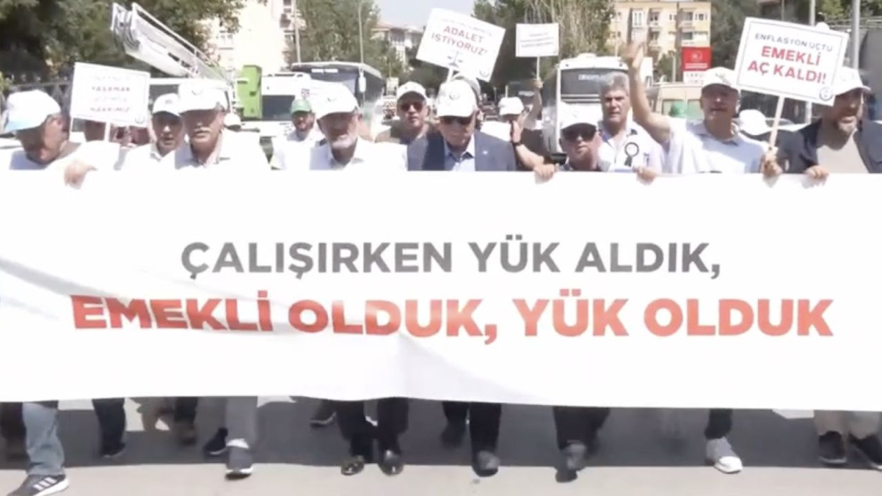 Emekli Memur-Sen Üyelerinden Zam Teklifine Protesto
