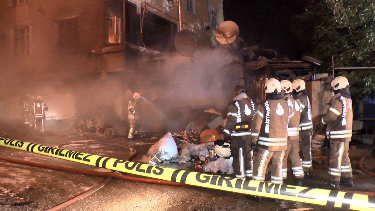 Avcılar'da Çorap Atölyesinde Yangın
