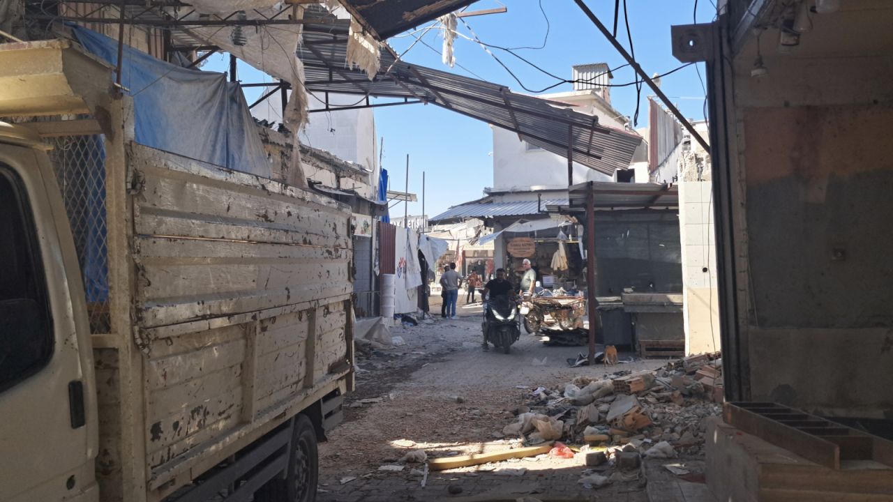 Hatay'ın Tarihi Uzun Çarşısı Boşaltıldı, Bir Esnaf Direniyor: Yıkıp Torpilliyi Mi Getirecekler?
