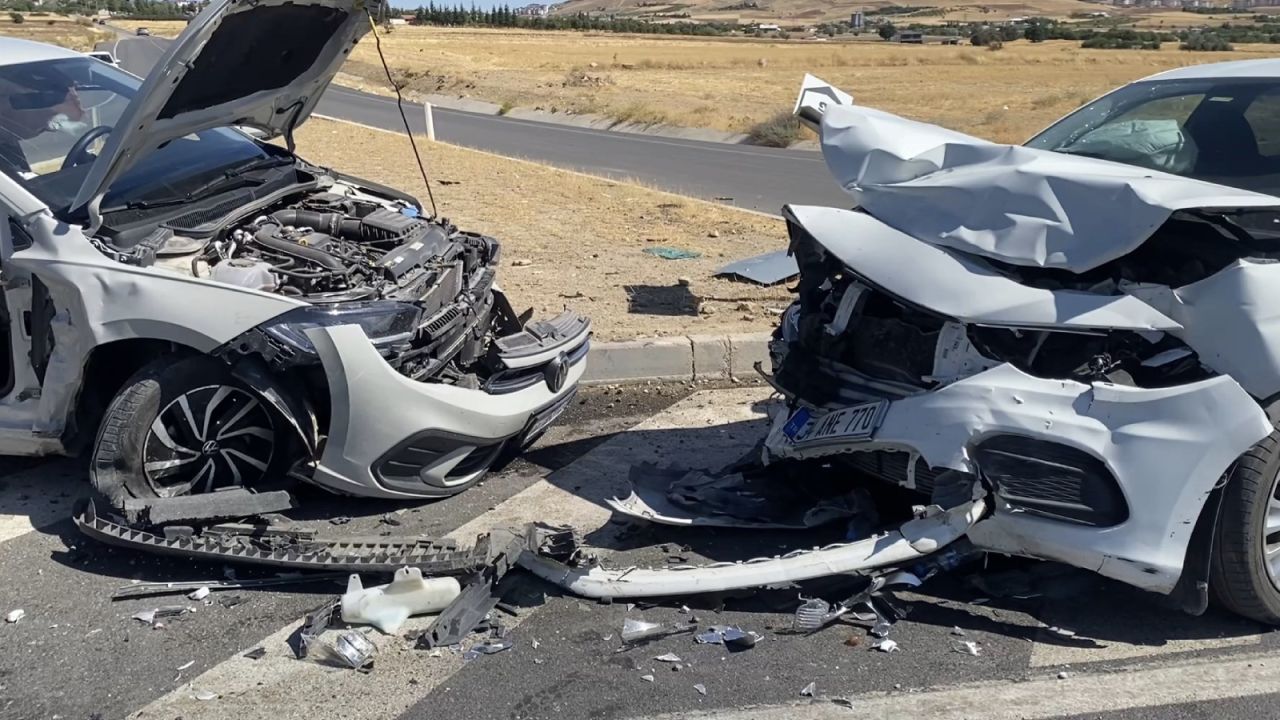 Elazığ'da Otomobil Kazası: 2'si Ağır 8 Yaralı
