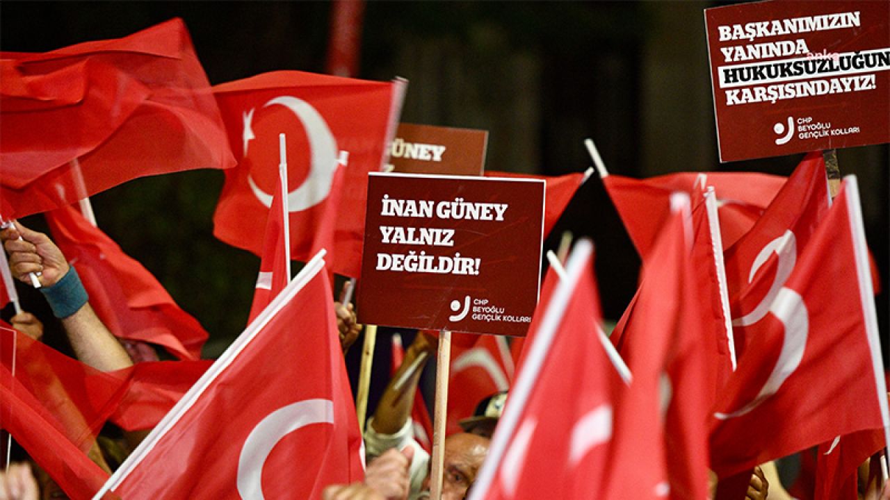 İnan Güney'in Gözaltına Alınması Beyoğlu Belediyesi Önünde Protesto Edildi
