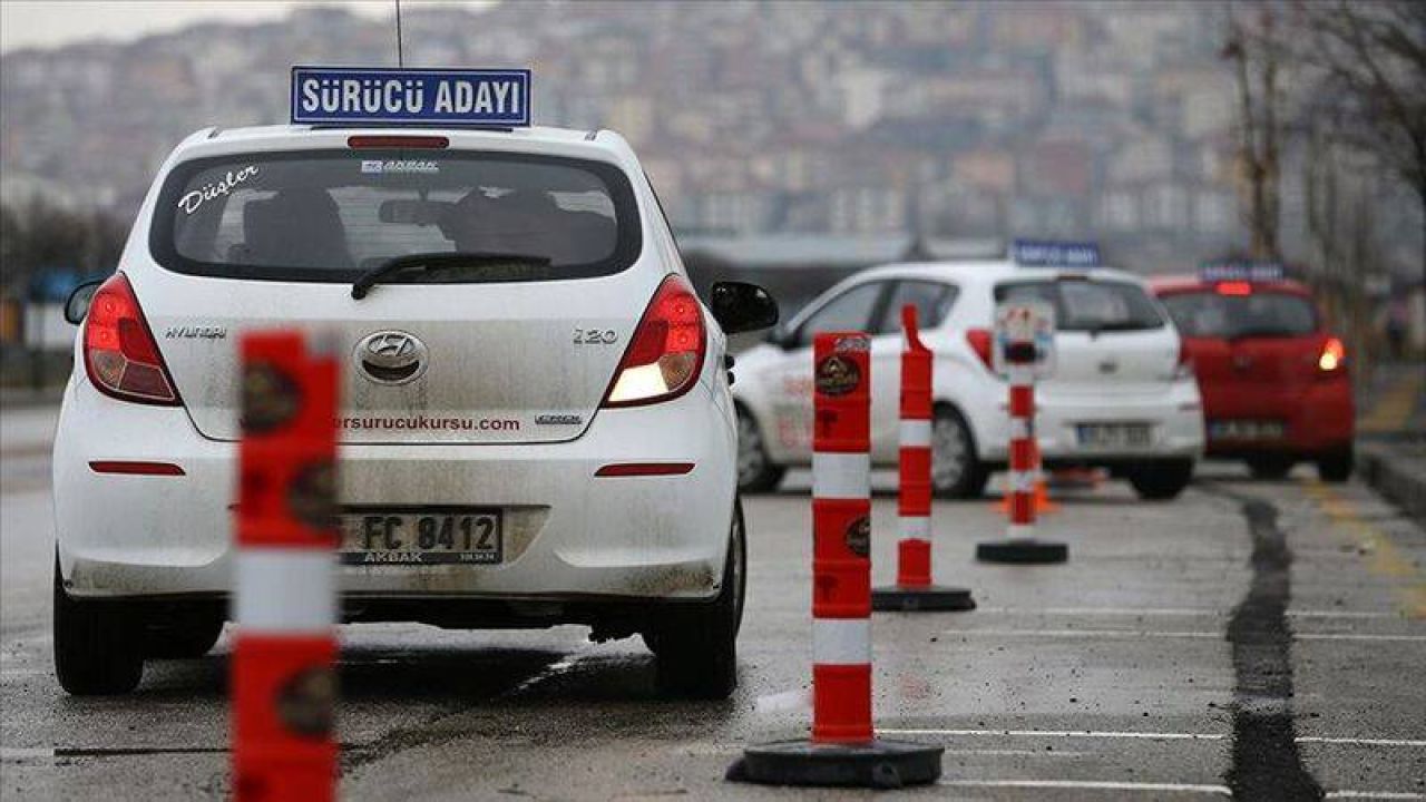Uzmanlardan Uyarı: Trafik Levhaları Standart Hale Getirilmeli, Sürücü Eğitimi Yenilenmeli
